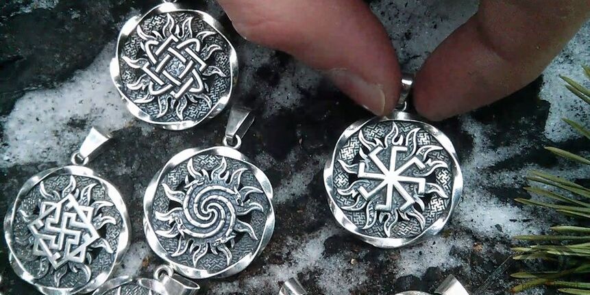 Amuletos eslavos que atraen riqueza hechos de plata