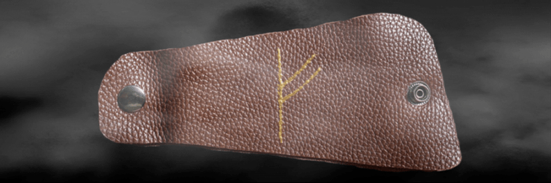 Runa Fehu en la piel como amuleto de buena suerte.