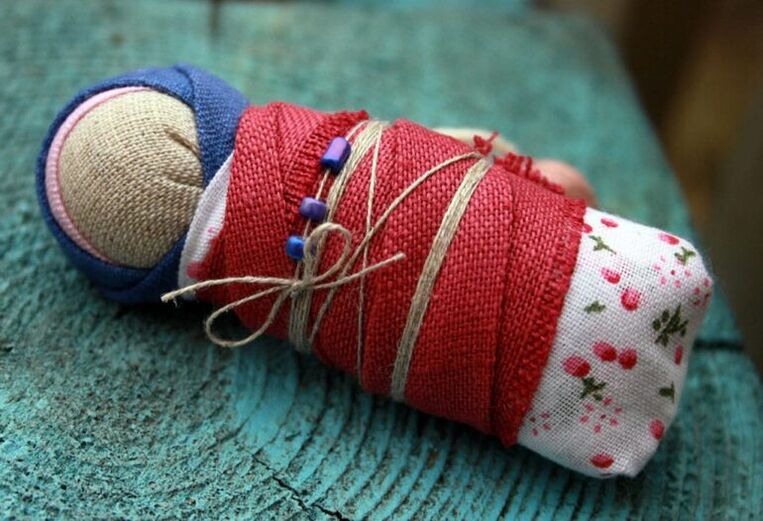 muñeco de pañales como amuleto de salud