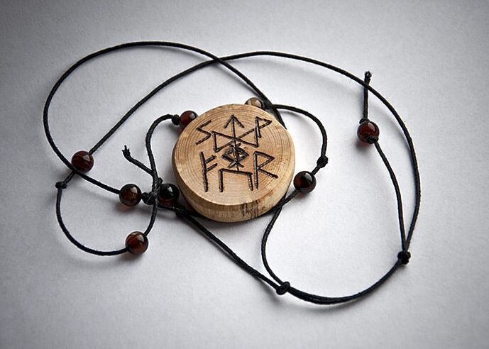 amuleto de madera