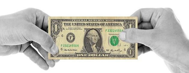 Dobla el billete en un triángulo para hacer un dólar de la suerte. 